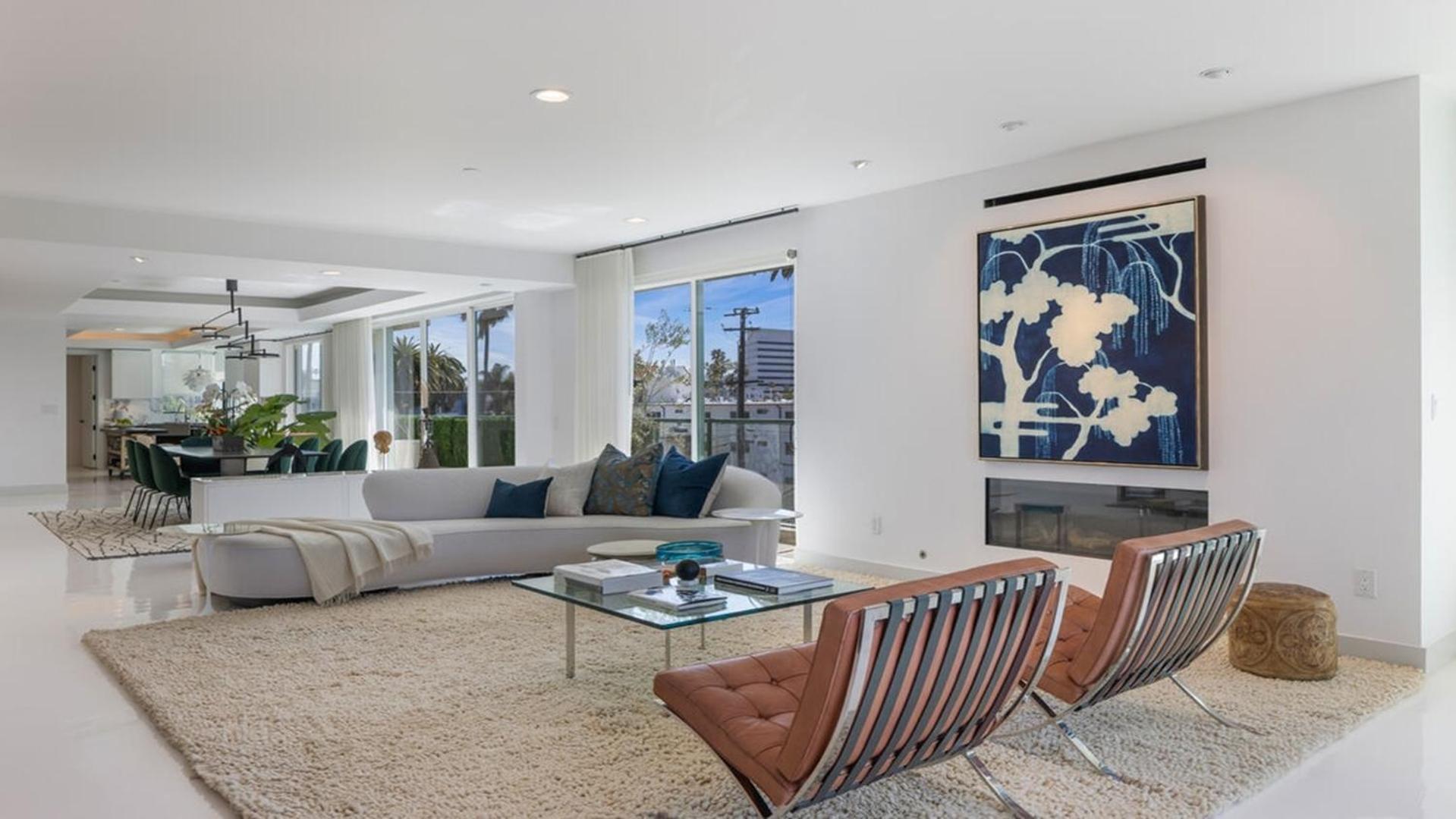 Desirable Three Bedrooms Luxury Penthouse