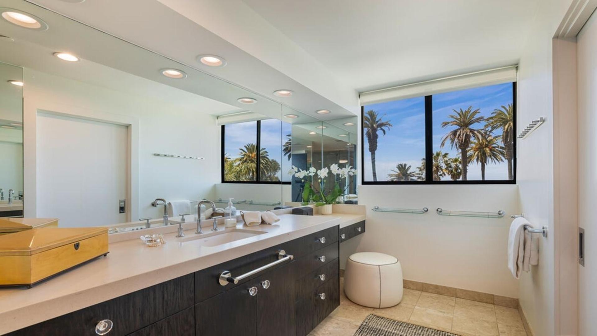 Desirable Three Bedrooms Luxury Penthouse *